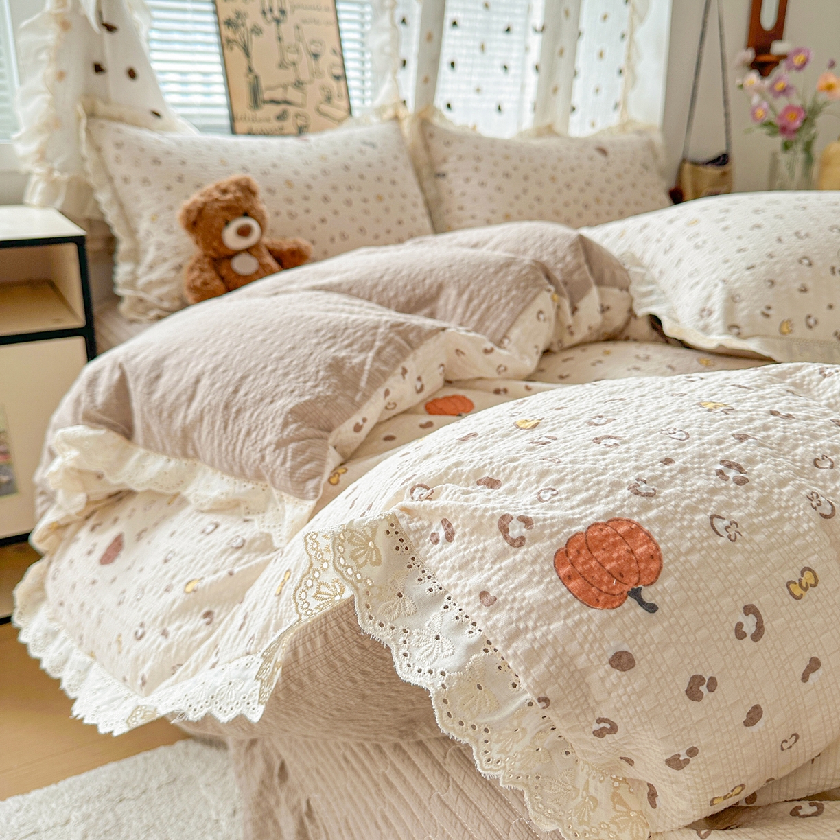 91家纺网 家纺一手货源 找家纺 富米莱（原臻工厂） 2026新款全新花边款泡芙双层纱夏凉被床盖床裙四件套 蕾丝花边-南瓜奶豹
