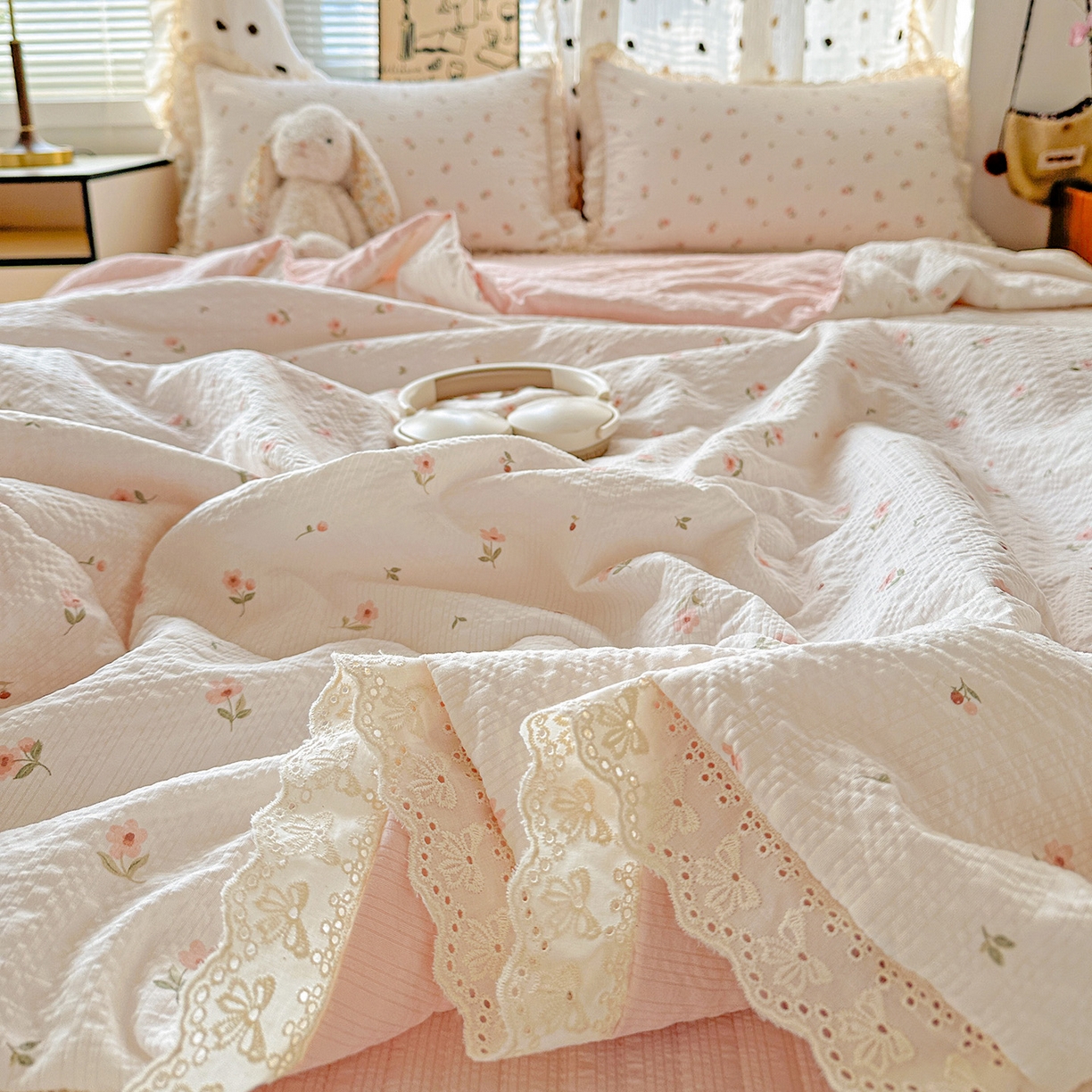 91家纺网 家纺一手货源 找家纺 富米莱（原臻工厂） 2026新款全新花边款泡芙双层纱夏凉被床盖床裙四件套 蕾丝花边-小粉花