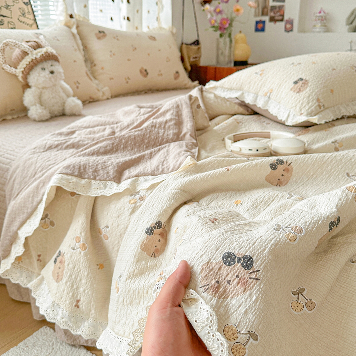 91家纺网 家纺一手货源 找家纺 富米莱（原臻工厂） 2026新款全新花边款泡芙双层纱夏凉被床盖床裙四件套 蕾丝花边-樱桃小猫