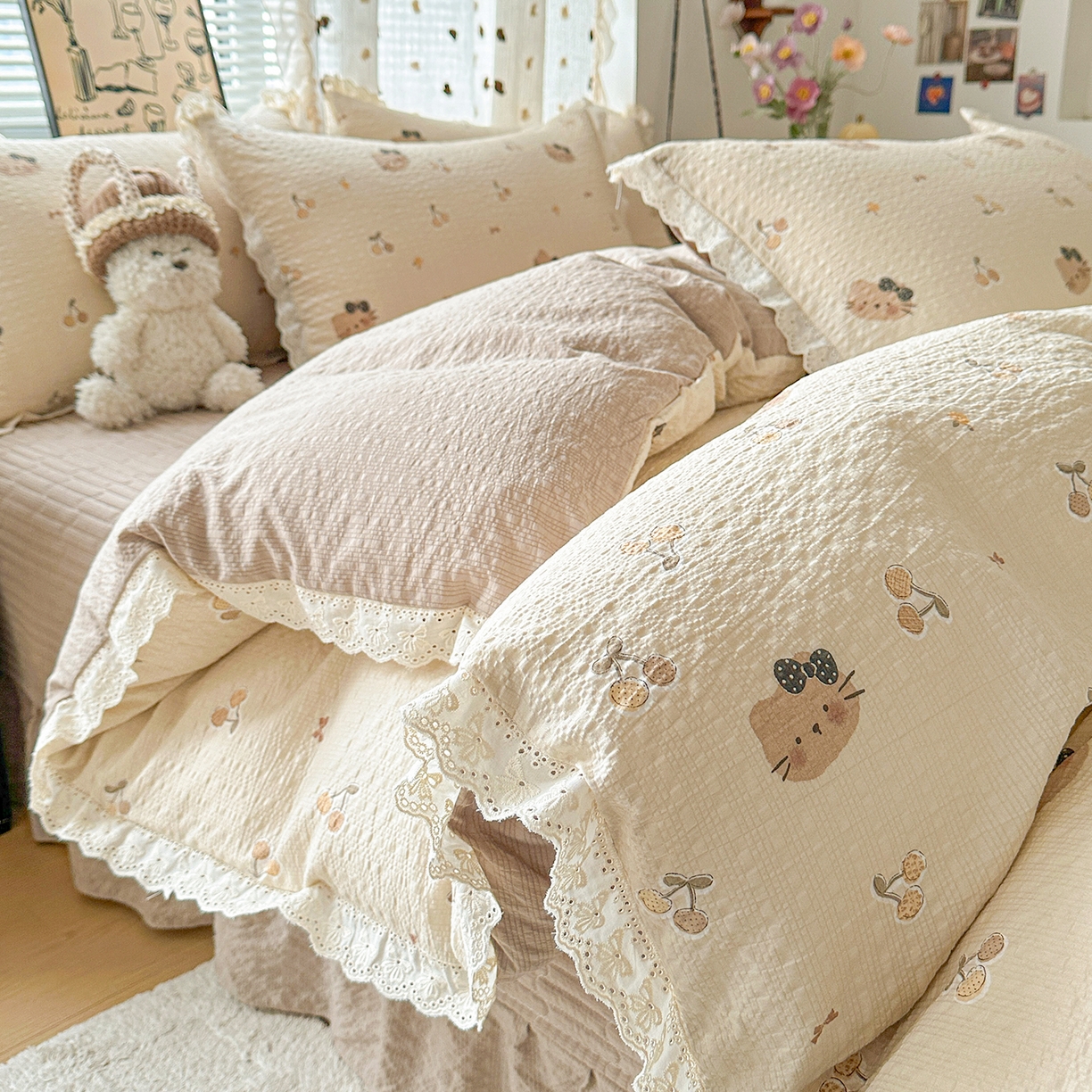 91家纺网 家纺一手货源 找家纺 富米莱（原臻工厂） 2026新款全新花边款泡芙双层纱夏凉被床盖床裙四件套 蕾丝花边-樱桃小猫