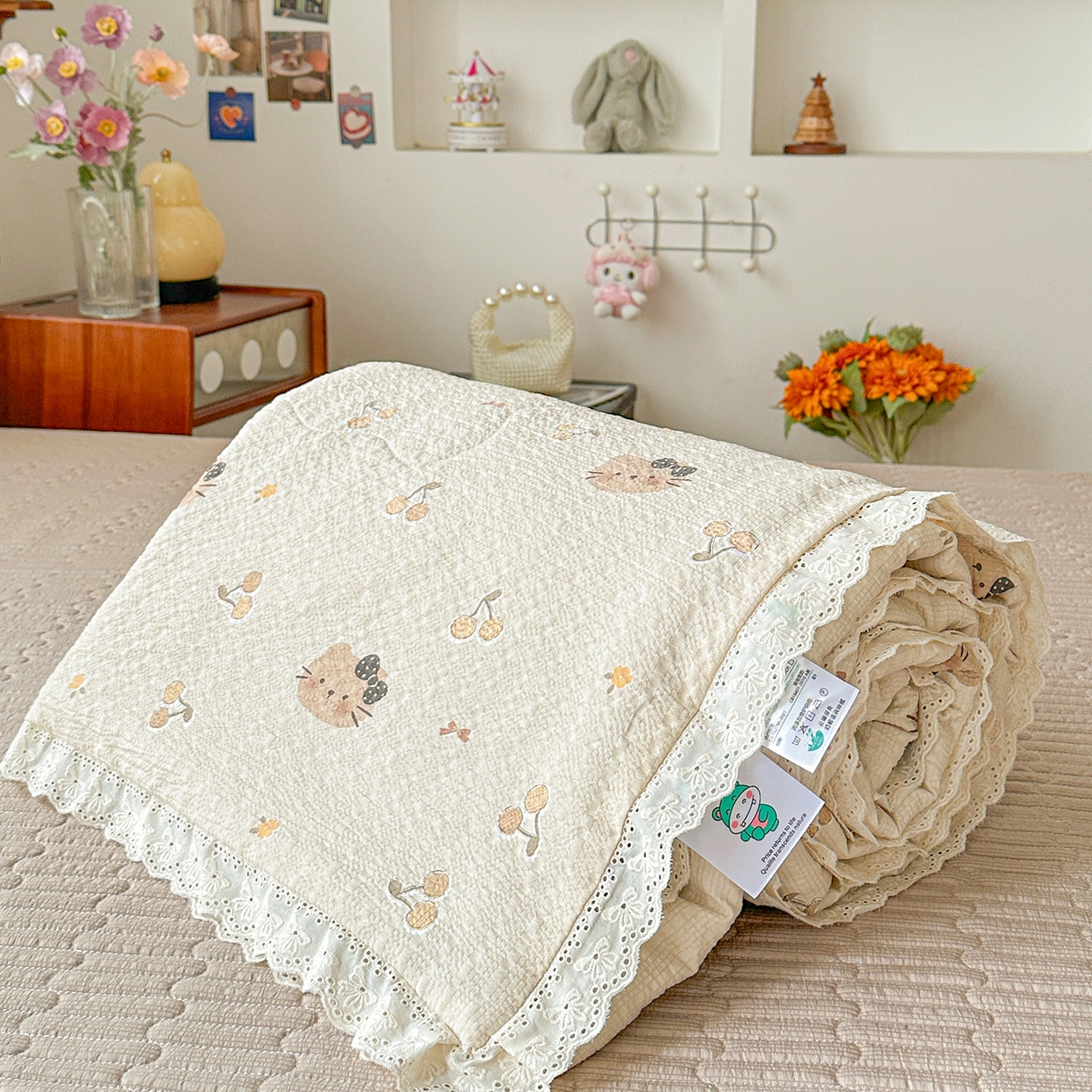 91家纺网 家纺一手货源 找家纺 富米莱（原臻工厂） 2026新款全新花边款泡芙双层纱夏凉被床盖床裙四件套 蕾丝花边-樱桃小猫