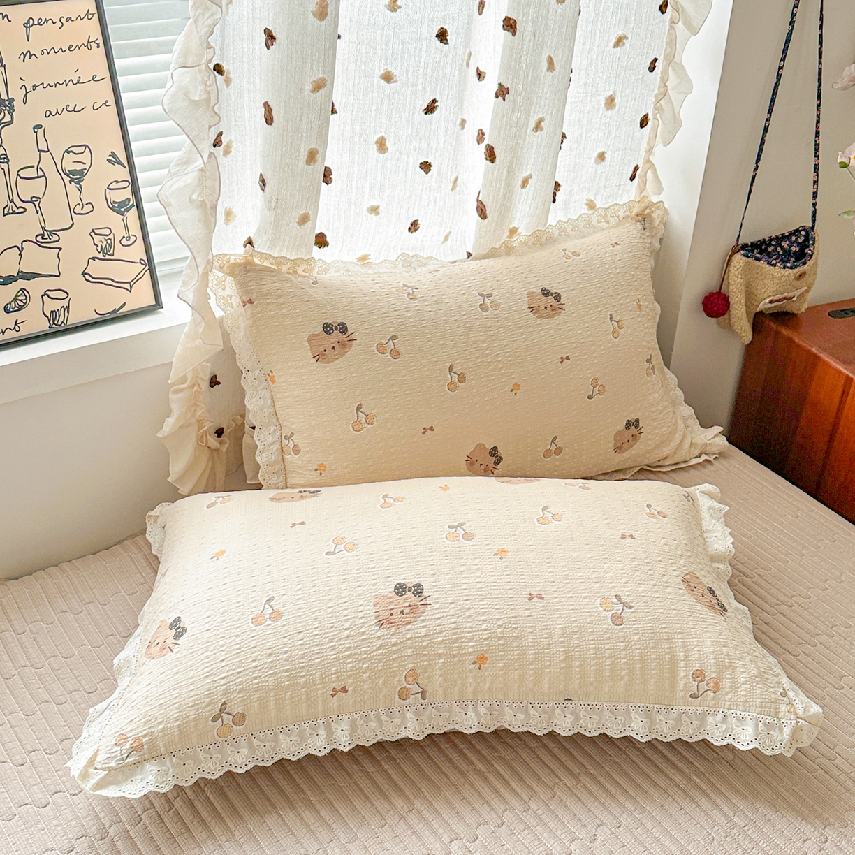 91家纺网 家纺一手货源 找家纺 富米莱（原臻工厂） 2026新款全新花边款泡芙双层纱夏凉被床盖床裙四件套 蕾丝花边-樱桃小猫