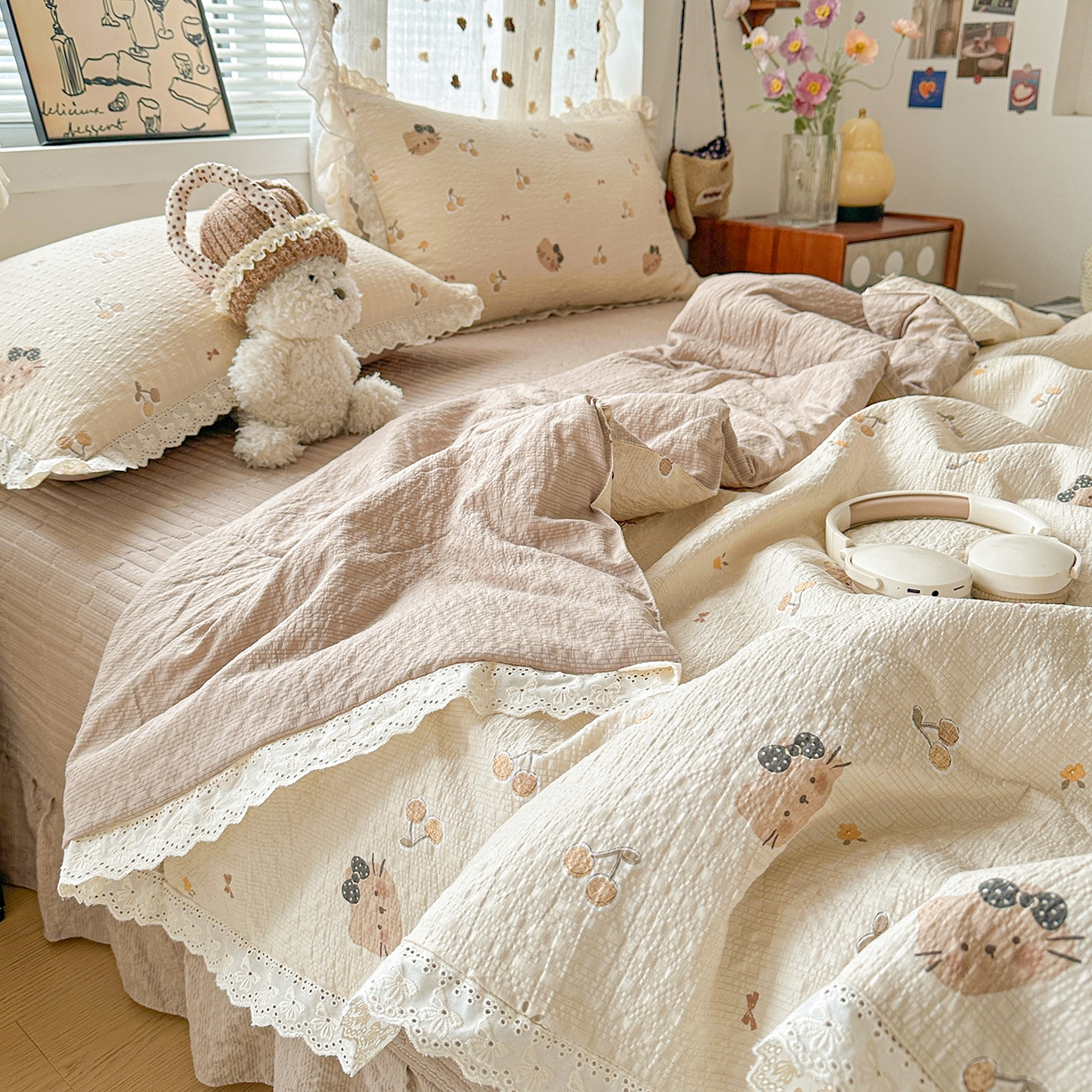 91家纺网 家纺一手货源 找家纺 富米莱（原臻工厂） 2026新款全新花边款泡芙双层纱夏凉被床盖床裙四件套 蕾丝花边-樱桃小猫