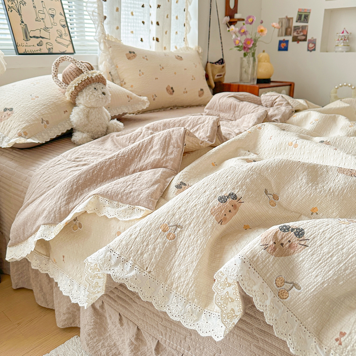 91家纺网 家纺一手货源 找家纺 富米莱（原臻工厂） 2026新款全新花边款泡芙双层纱夏凉被床盖床裙四件套 蕾丝花边-樱桃小猫