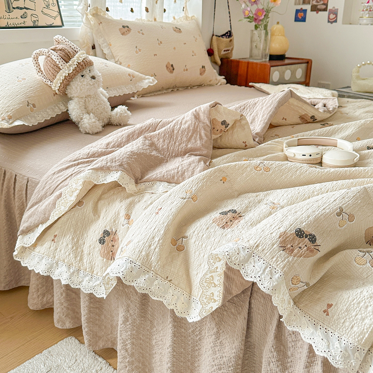 91家纺网 家纺一手货源 找家纺 富米莱（原臻工厂） 2026新款全新花边款泡芙双层纱夏凉被床盖床裙四件套 蕾丝花边-樱桃小猫