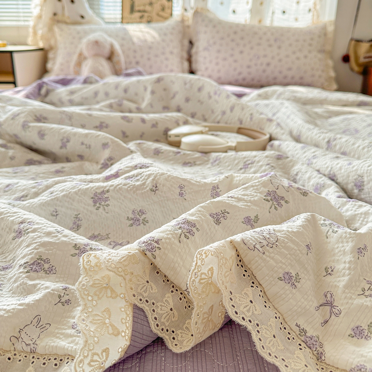 91家纺网 家纺一手货源 找家纺 富米莱（原臻工厂） 2026新款全新花边款泡芙双层纱夏凉被床盖床裙四件套 蕾丝花边-紫雾小兔