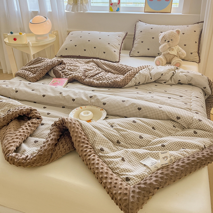 91家纺网 家纺一手货源 找家纺 梦依依 2026新款A类全棉豆豆绒大豆被冬被春秋被豆豆被子被芯 守护爱心