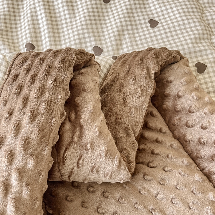 91家纺网 家纺一手货源 找家纺 梦依依 2026新款A类全棉豆豆绒大豆被冬被春秋被豆豆被子被芯 守护爱心