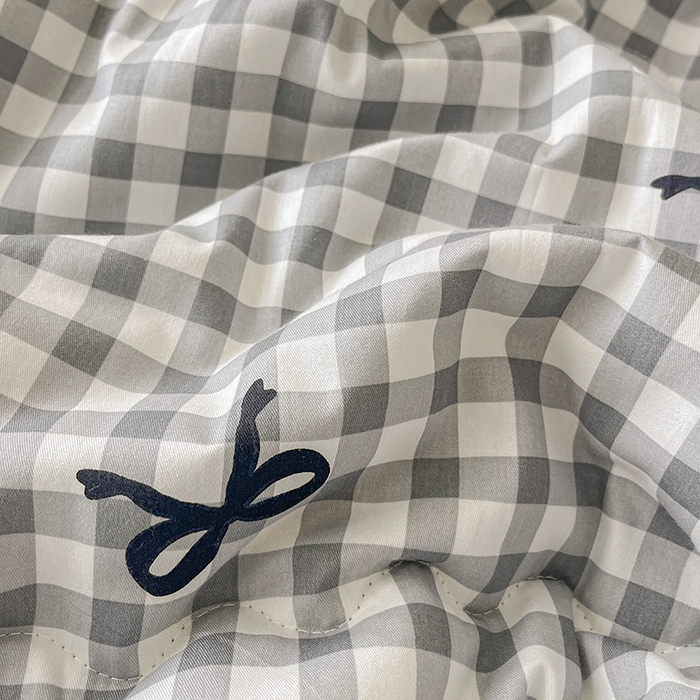 91家纺网 家纺一手货源 找家纺 梦依依 2026新款柔软舒适A类全棉豆豆被夏被春秋被子被芯 蝴蝶结灰