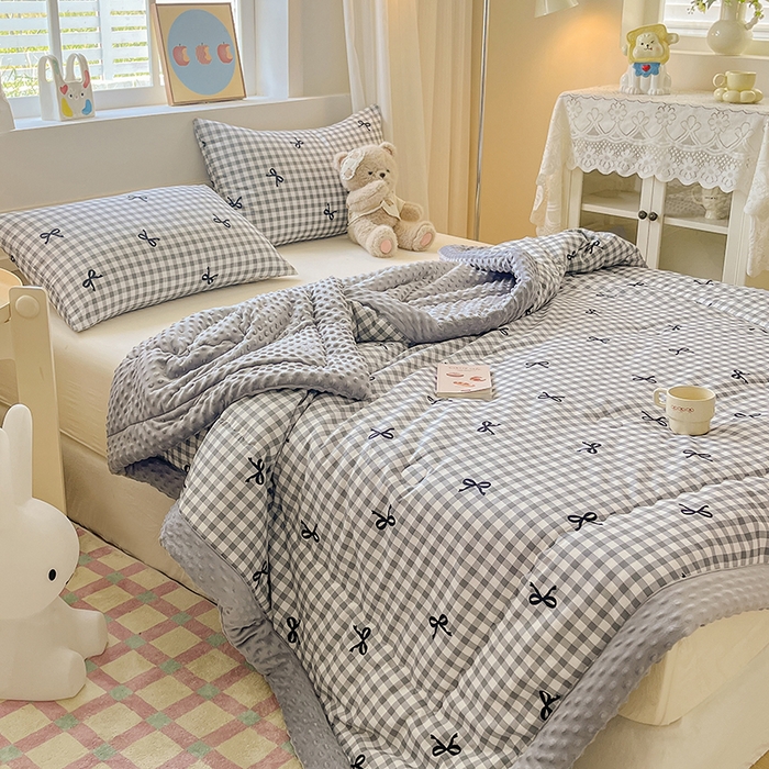 91家纺网 家纺一手货源 找家纺 梦依依 2026新款柔软舒适A类全棉豆豆被夏被春秋被子被芯 蝴蝶结灰