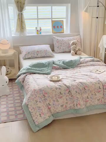 91家纺网 家纺一手货源 找家纺 梦依依 2026新款柔软舒适A类全棉豆豆被夏被春秋被子被芯 花森密语（粉）