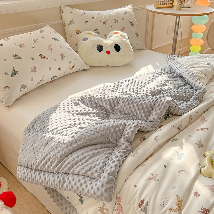 91家纺网 家纺一手货源 找家纺 梦依依 2026新款柔软舒适A类全棉豆豆被夏被春秋被子被芯 恐龙星球