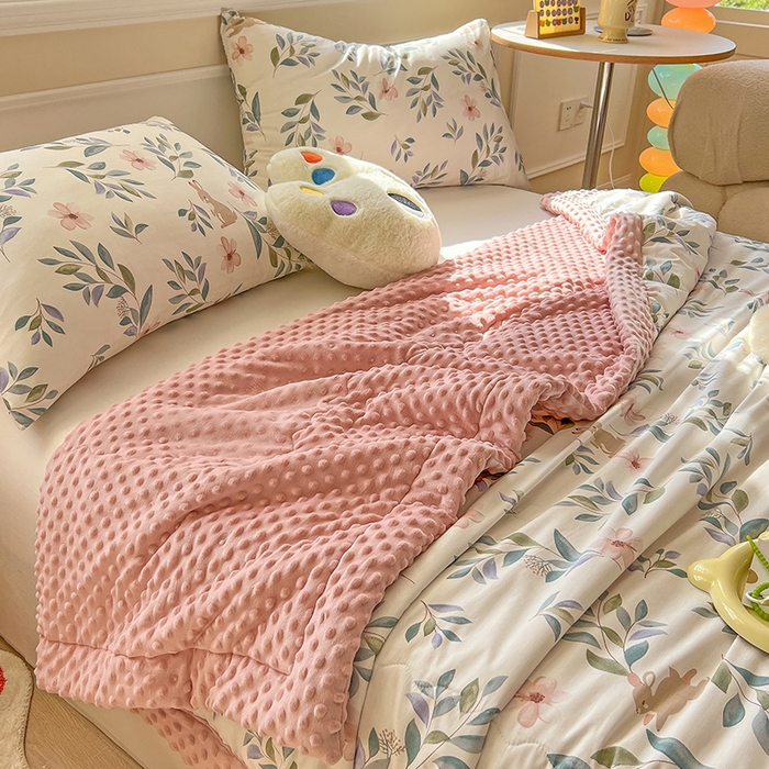 91家纺网 家纺一手货源 找家纺 梦依依 2026新款柔软舒适A类全棉豆豆被夏被春秋被子被芯 轻纱漫舞