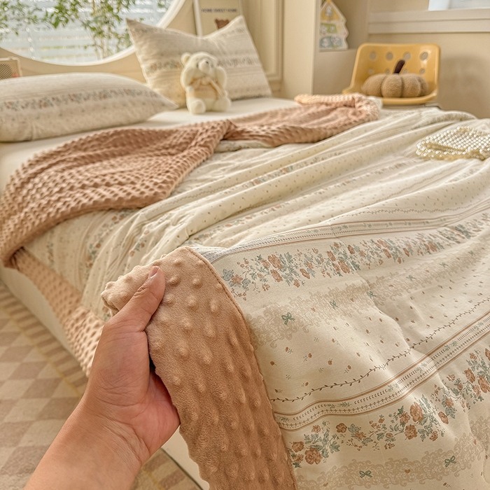 91家纺网 家纺一手货源 找家纺 梦依依 2026新款柔软舒适A类全棉豆豆被夏被春秋被子被芯 秋日玫瑰