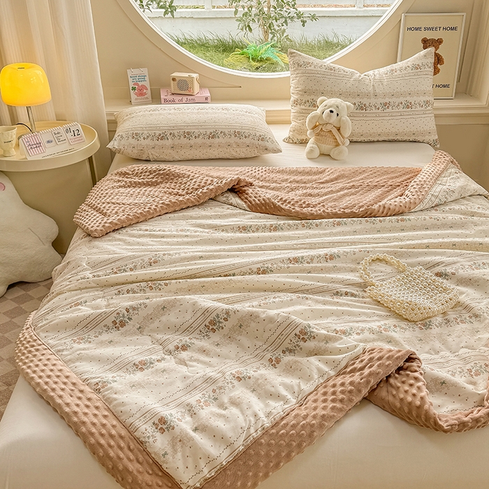 91家纺网 家纺一手货源 找家纺 梦依依 2026新款柔软舒适A类全棉豆豆被夏被春秋被子被芯 秋日玫瑰