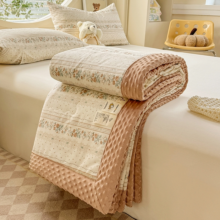 91家纺网 家纺一手货源 找家纺 梦依依 2026新款柔软舒适A类全棉豆豆被夏被春秋被子被芯 秋日玫瑰