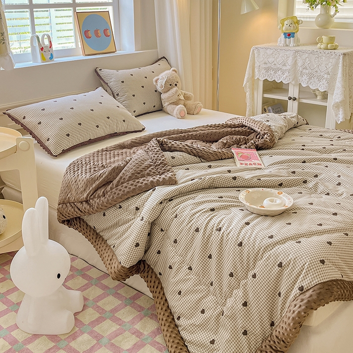 91家纺网 家纺一手货源 找家纺 梦依依 2026新款柔软舒适A类全棉豆豆被夏被春秋被子被芯 守护爱心