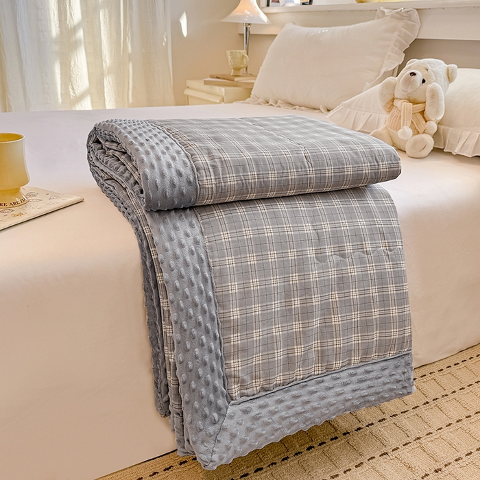 91家纺网 家纺一手货源 找家纺 梦依依 2026新款柔软舒适A类全棉豆豆被夏被春秋被子被芯 听风-灰