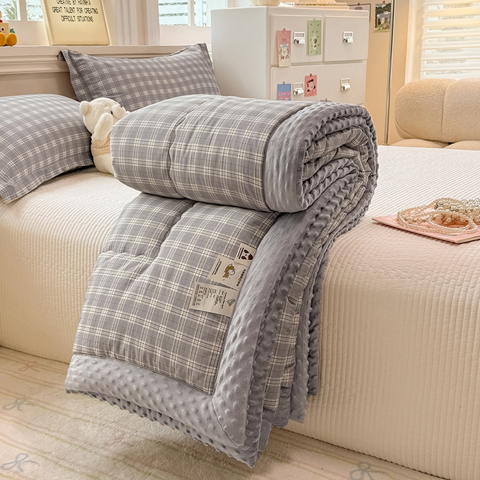 91家纺网 家纺一手货源 找家纺 梦依依 2026新款柔软舒适A类全棉豆豆被夏被春秋被子被芯 听风-灰