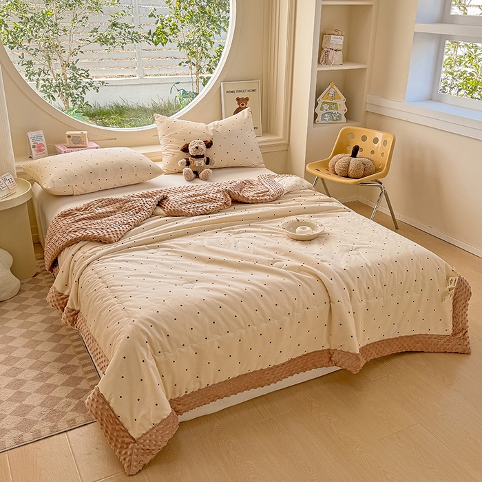 91家纺网 家纺一手货源 找家纺 梦依依 2026新款柔软舒适A类全棉豆豆被夏被春秋被子被芯 小黑点点-米