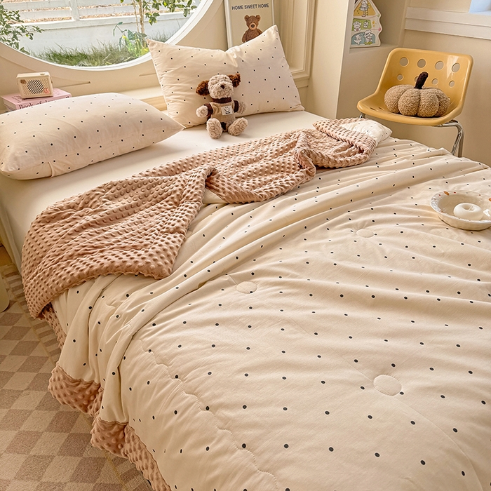 91家纺网 家纺一手货源 找家纺 梦依依 2026新款柔软舒适A类全棉豆豆被夏被春秋被子被芯 小黑点点-米