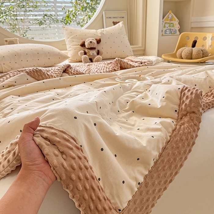91家纺网 家纺一手货源 找家纺 梦依依 2026新款柔软舒适A类全棉豆豆被夏被春秋被子被芯 小黑点点-米