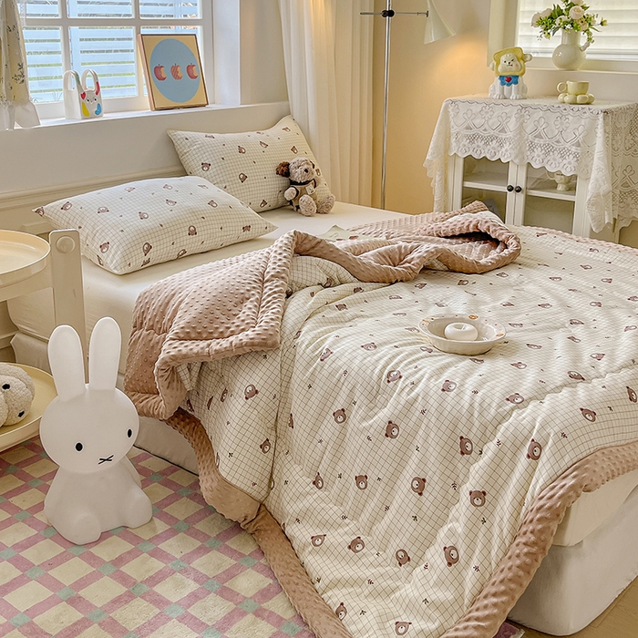 91家纺网 家纺一手货源 找家纺 梦依依 2026新款柔软舒适A类全棉豆豆被夏被春秋被子被芯 熊仔