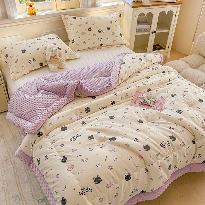 91家纺网 家纺一手货源 找家纺 梦依依 2026新款柔软舒适A类全棉豆豆被夏被春秋被子被芯 樱桃猫