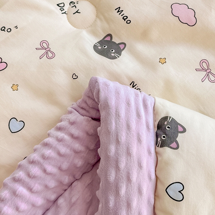 91家纺网 家纺一手货源 找家纺 梦依依 2026新款柔软舒适A类全棉豆豆被夏被春秋被子被芯 樱桃猫