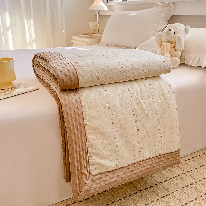 91家纺网 家纺一手货源 找家纺 梦依依 2026新款柔软舒适A类全棉豆豆被夏被春秋被子被芯 樱桃树