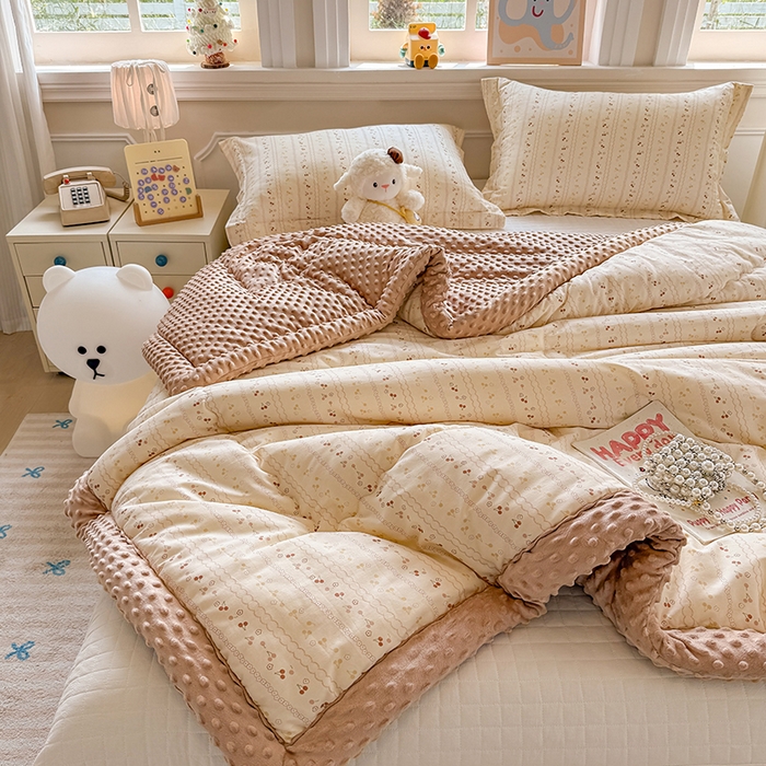 91家纺网 家纺一手货源 找家纺 梦依依 2026新款柔软舒适A类全棉豆豆被夏被春秋被子被芯 樱桃树