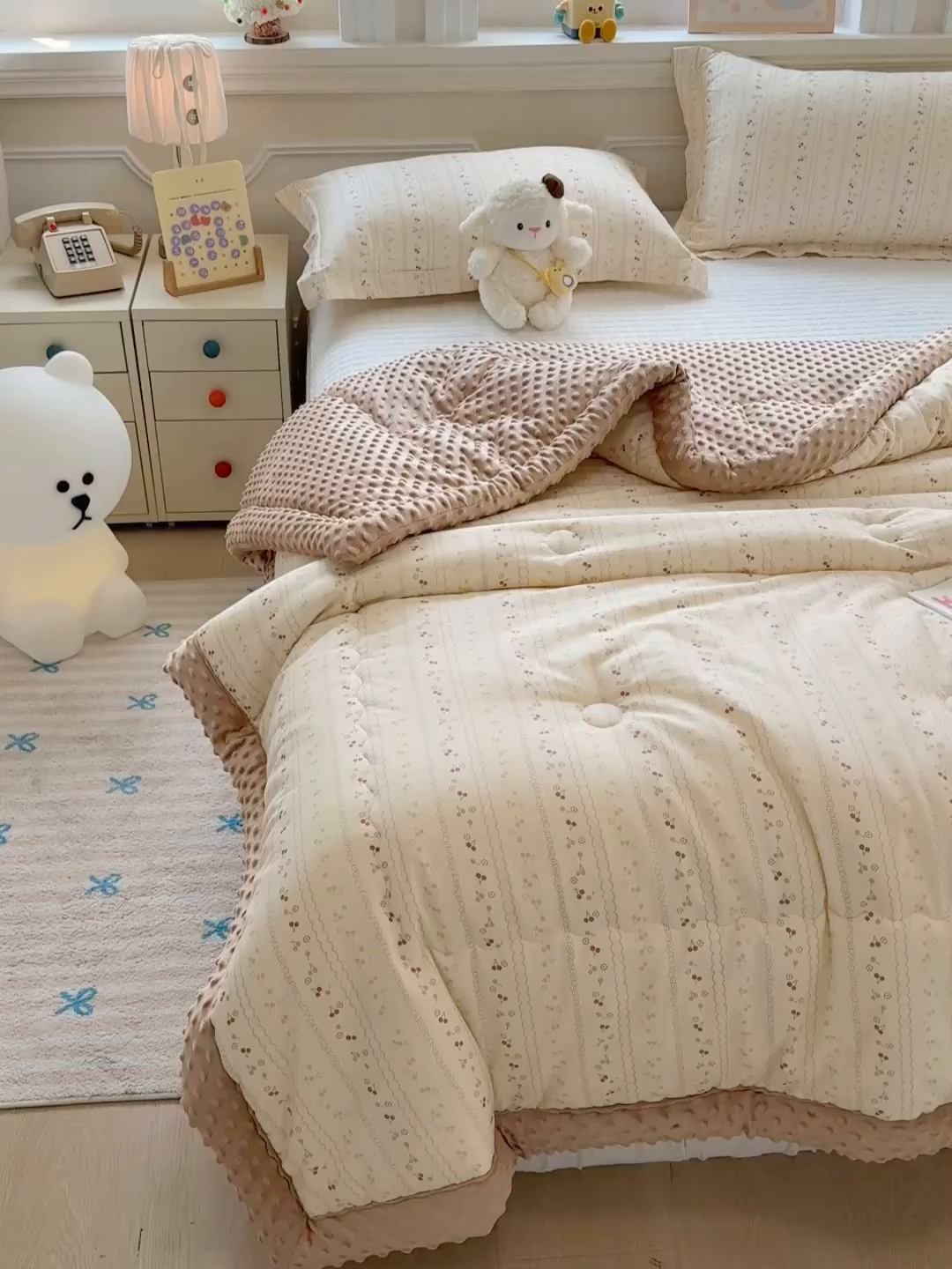 91家纺网 家纺一手货源 找家纺 梦依依 2026新款柔软舒适A类全棉豆豆被夏被春秋被子被芯 樱桃树