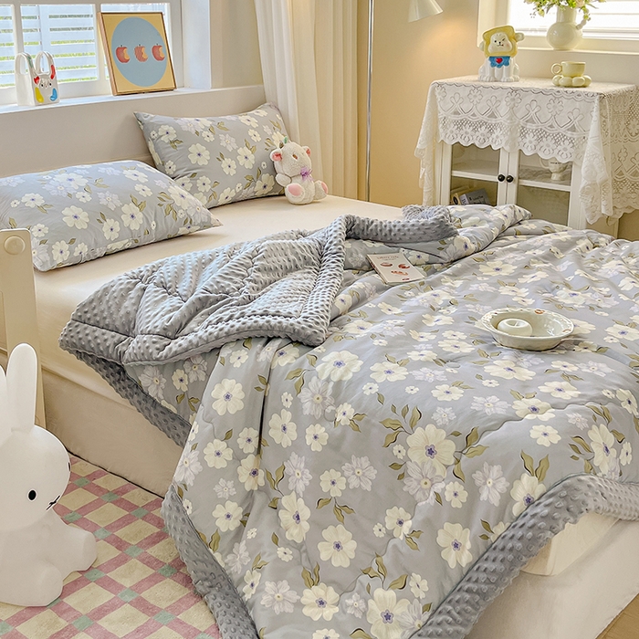 91家纺网 家纺一手货源 找家纺 梦依依 2026新款柔软舒适A类全棉豆豆被夏被春秋被子被芯 云深白茶