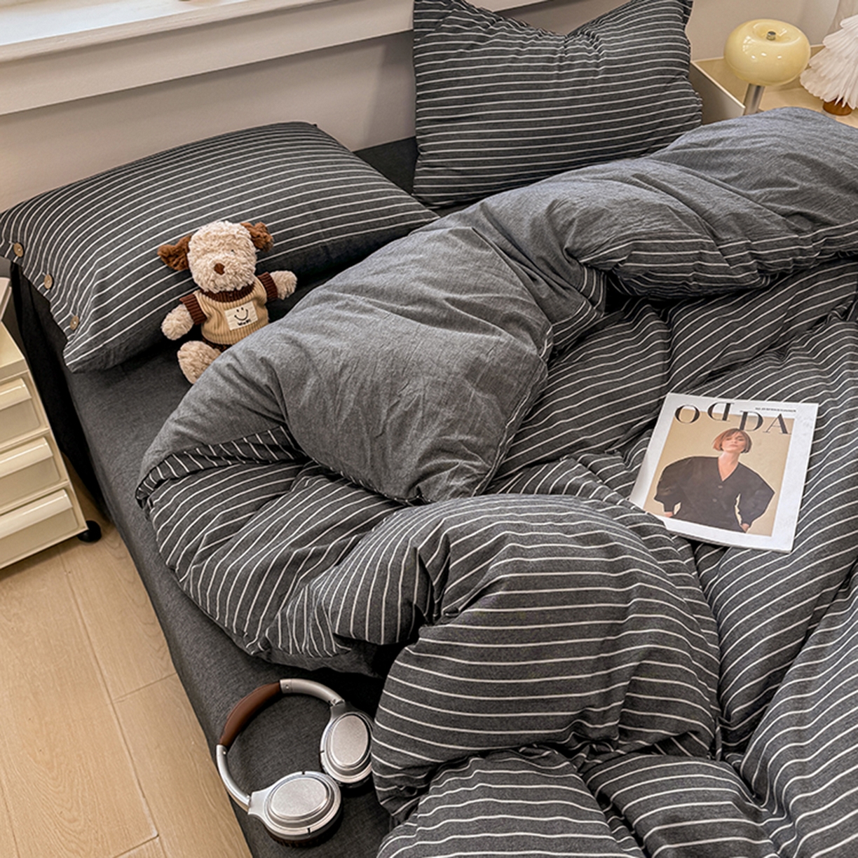 91家纺网 家纺一手货源 找家纺 梦依依 2026新款A类全棉色织水洗棉纯棉格子钮扣款四件套学生宿舍三件套 小灰条