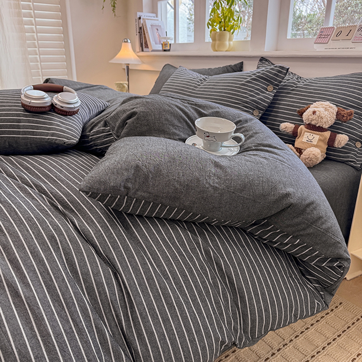 91家纺网 家纺一手货源 找家纺 梦依依 2026新款A类全棉色织水洗棉纯棉格子钮扣款四件套学生宿舍三件套 小灰条