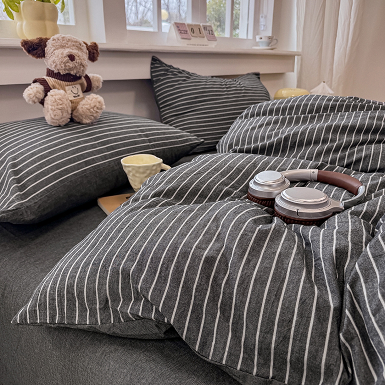 91家纺网 家纺一手货源 找家纺 梦依依 2026新款A类全棉色织水洗棉纯棉格子钮扣款四件套学生宿舍三件套 小灰条