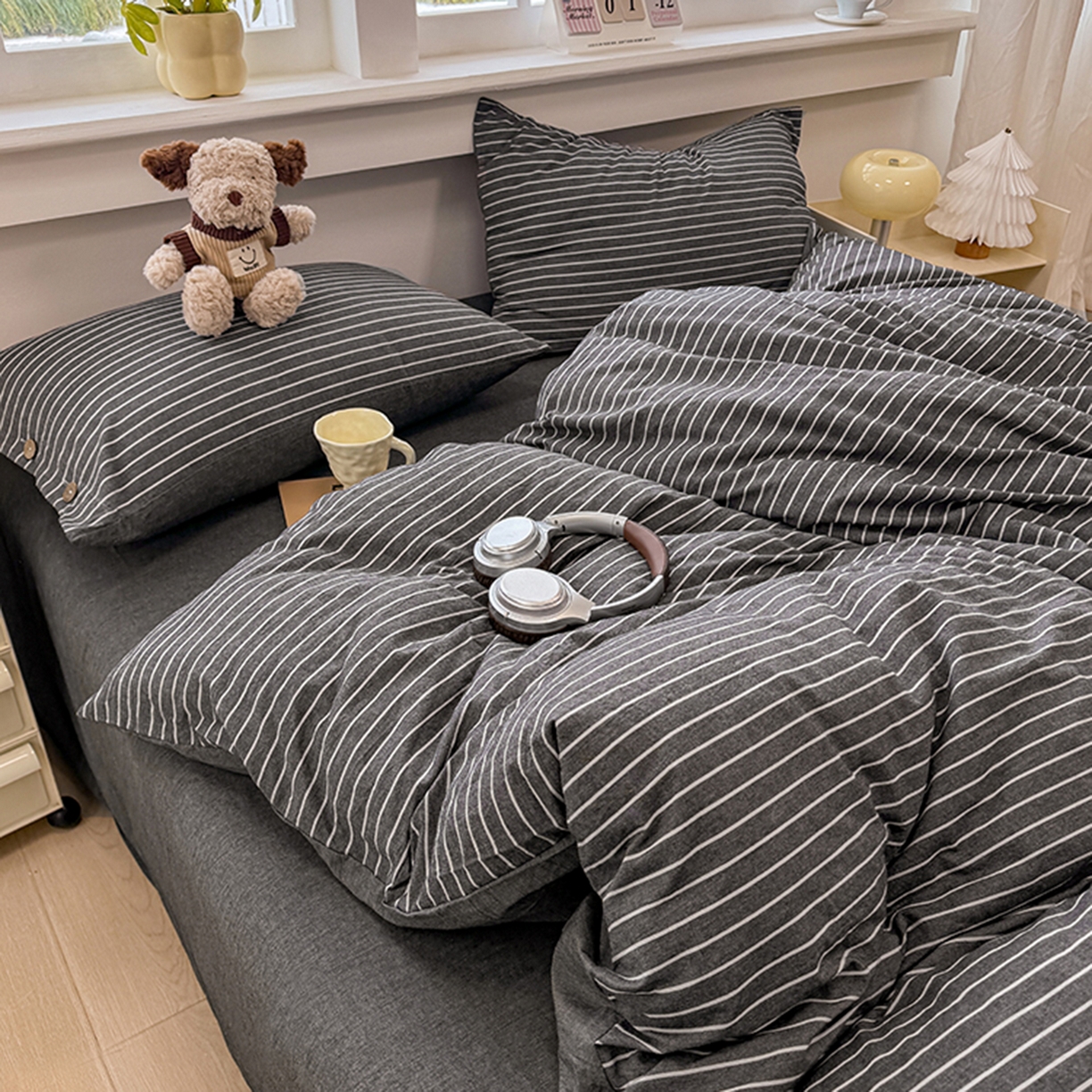 91家纺网 家纺一手货源 找家纺 梦依依 2026新款A类全棉色织水洗棉纯棉格子钮扣款四件套学生宿舍三件套 小灰条