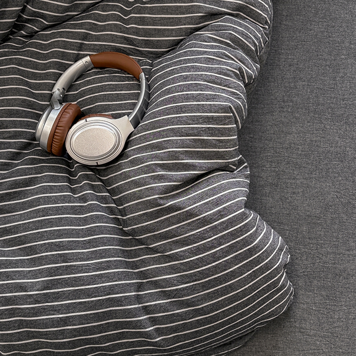 91家纺网 家纺一手货源 找家纺 梦依依 2026新款A类全棉色织水洗棉纯棉格子钮扣款四件套学生宿舍三件套 小灰条