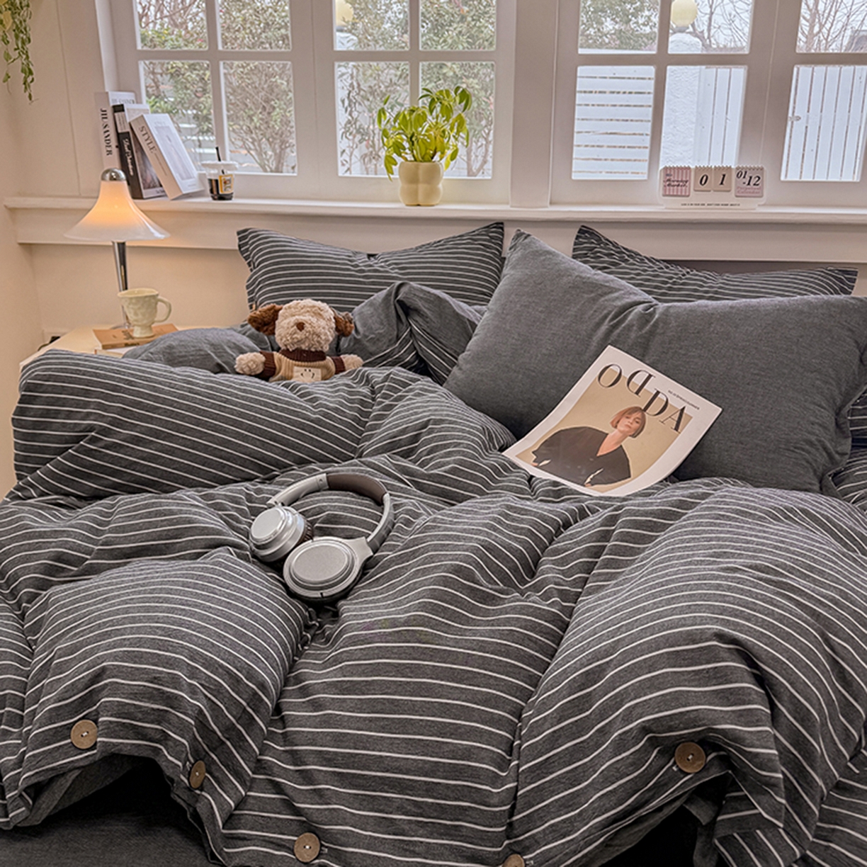 91家纺网 家纺一手货源 找家纺 梦依依 2026新款A类全棉色织水洗棉纯棉格子钮扣款四件套学生宿舍三件套 小灰条