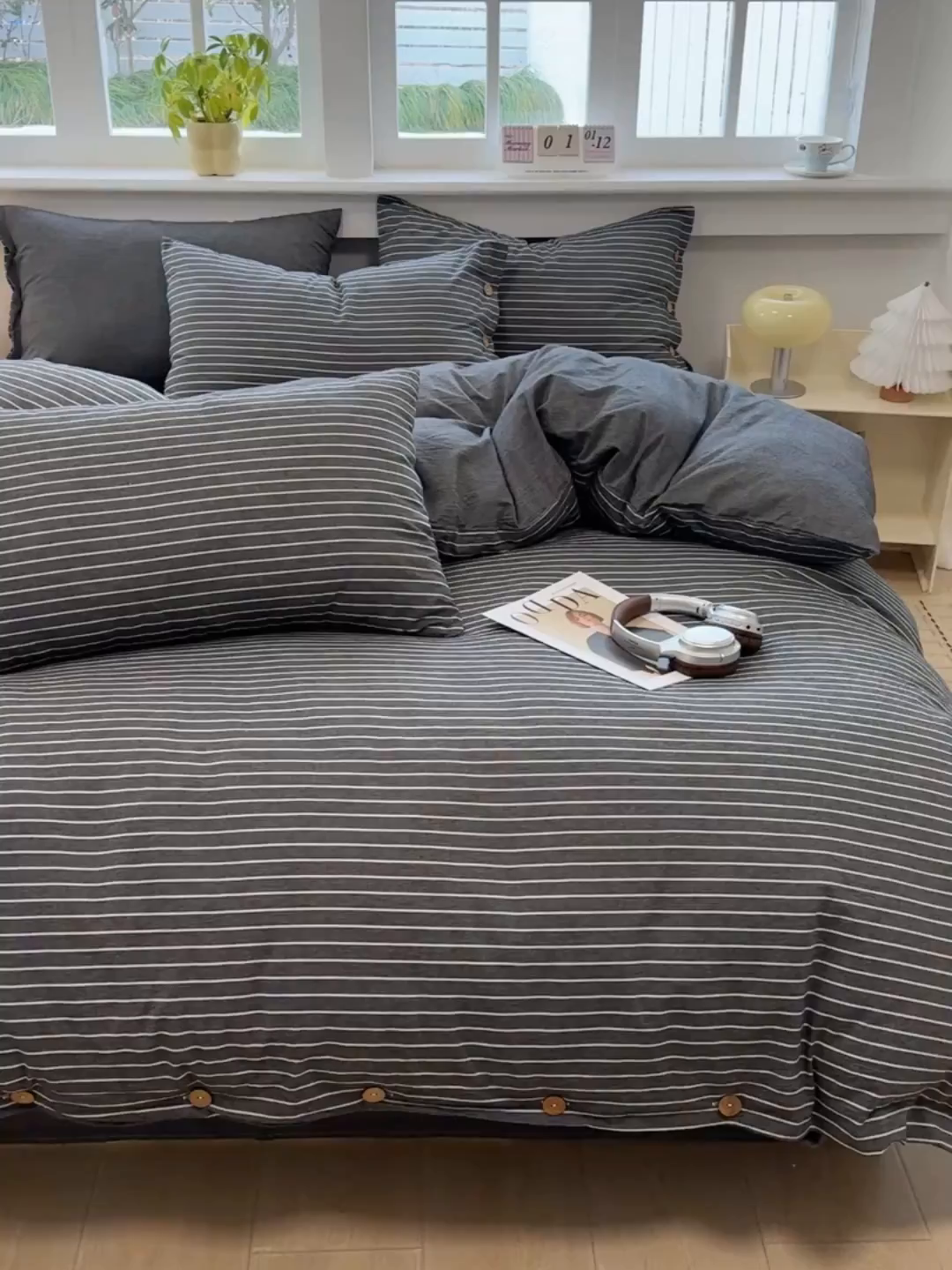 91家纺网 家纺一手货源 找家纺 梦依依 2026新款A类全棉色织水洗棉纯棉格子钮扣款四件套学生宿舍三件套 小灰条