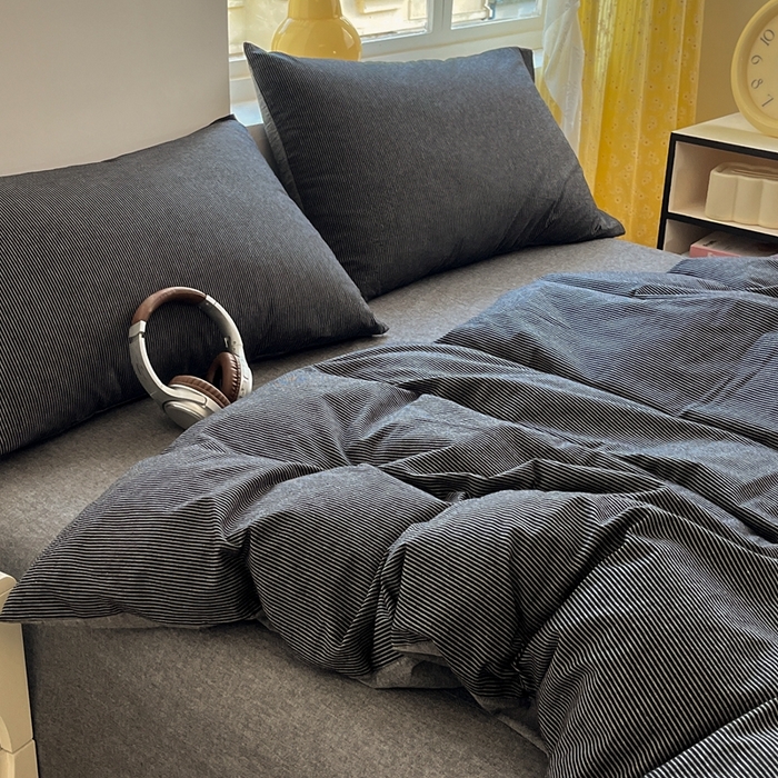 91家纺网 家纺一手货源 找家纺 梦依依 2026新款A类全棉色织水洗棉纯棉格子钮扣款四件套学生宿舍三件套 黑细条