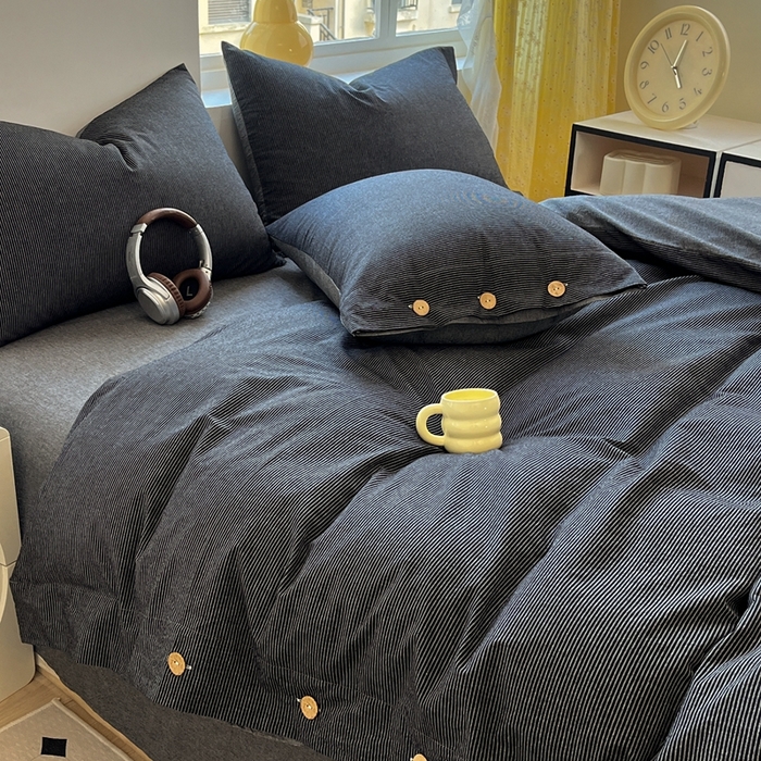 91家纺网 家纺一手货源 找家纺 梦依依 2026新款A类全棉色织水洗棉纯棉格子钮扣款四件套学生宿舍三件套 黑细条