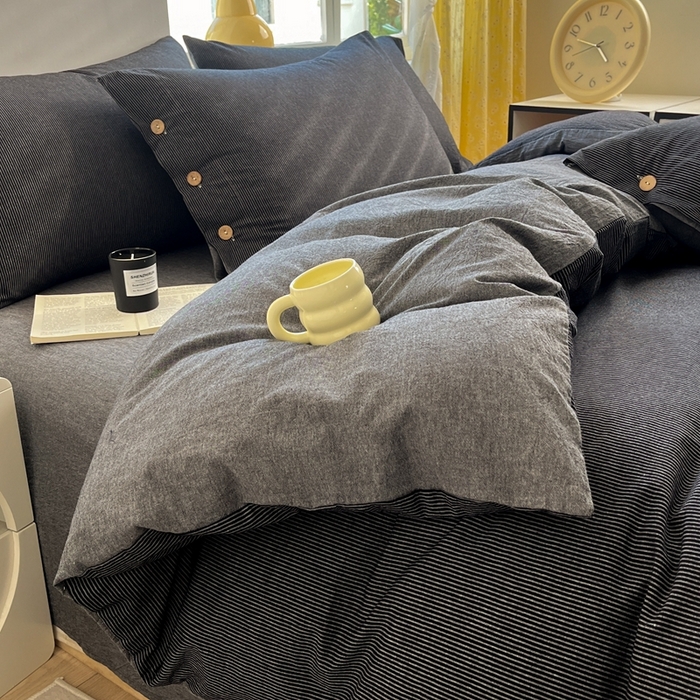 91家纺网 家纺一手货源 找家纺 梦依依 2026新款A类全棉色织水洗棉纯棉格子钮扣款四件套学生宿舍三件套 黑细条