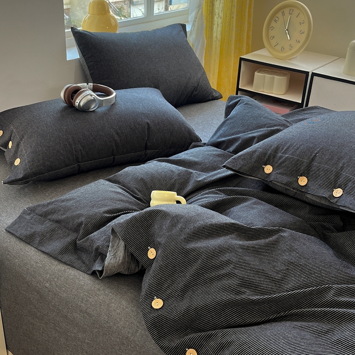 91家纺网 家纺一手货源 找家纺 梦依依 2026新款A类全棉色织水洗棉纯棉格子钮扣款四件套学生宿舍三件套 黑细条