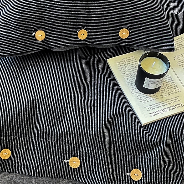 91家纺网 家纺一手货源 找家纺 梦依依 2026新款A类全棉色织水洗棉纯棉格子钮扣款四件套学生宿舍三件套 黑细条