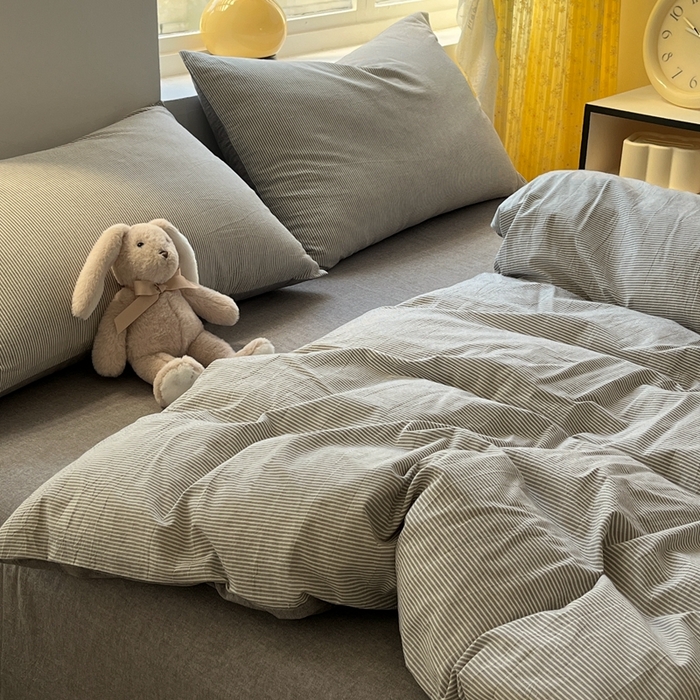 91家纺网 家纺一手货源 找家纺 梦依依 2026新款A类全棉色织水洗棉纯棉格子钮扣款四件套学生宿舍三件套 灰细条