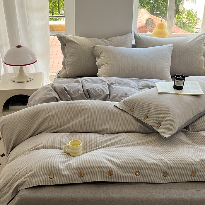 91家纺网 家纺一手货源 找家纺 梦依依 2026新款A类全棉色织水洗棉纯棉格子钮扣款四件套学生宿舍三件套 灰细条