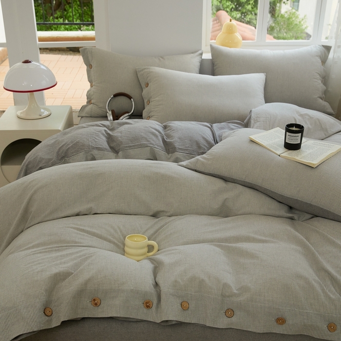 91家纺网 家纺一手货源 找家纺 梦依依 2026新款A类全棉色织水洗棉纯棉格子钮扣款四件套学生宿舍三件套 灰细条