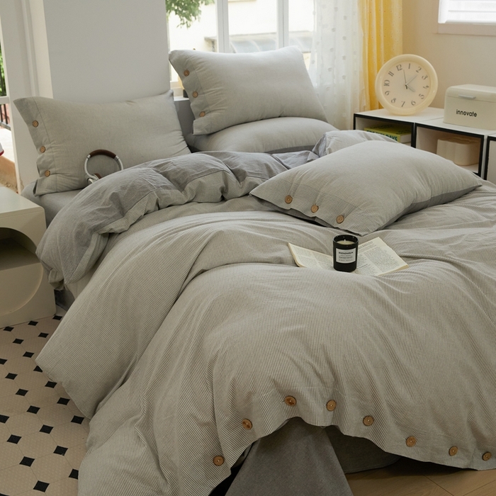 91家纺网 家纺一手货源 找家纺 梦依依 2026新款A类全棉色织水洗棉纯棉格子钮扣款四件套学生宿舍三件套 灰细条