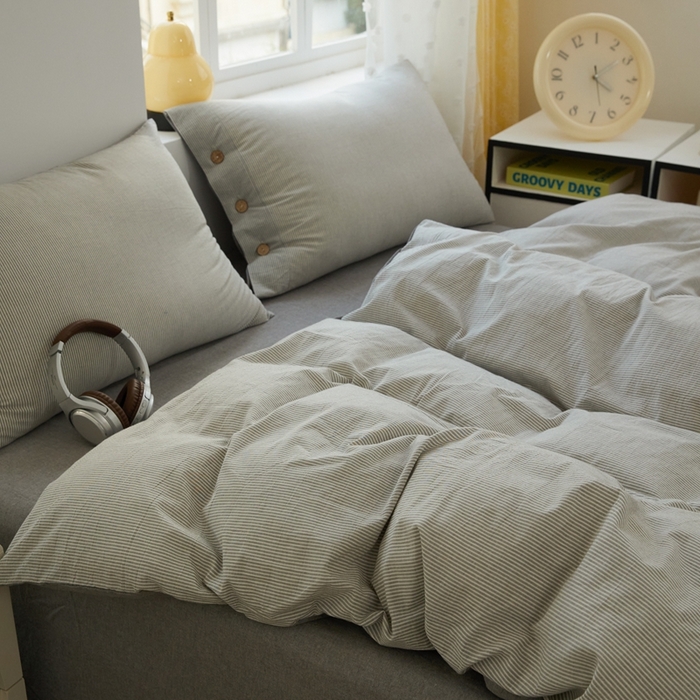 91家纺网 家纺一手货源 找家纺 梦依依 2026新款A类全棉色织水洗棉纯棉格子钮扣款四件套学生宿舍三件套 灰细条